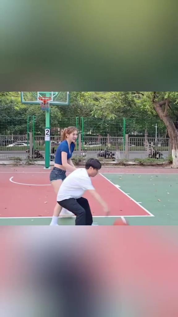 集夢會長背打一米8的女生，這是真打球??！