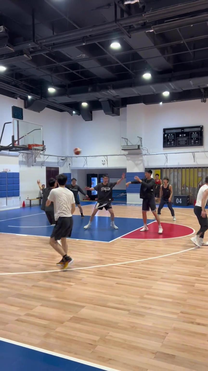 對手回家后：老婆，我今天在野球場匹配到巔峰馬刺隊了！