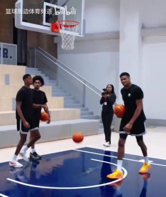 別人能學(xué)得來嗎？名場(chǎng)面：字母哥指導(dǎo)小球員籃下腳步！