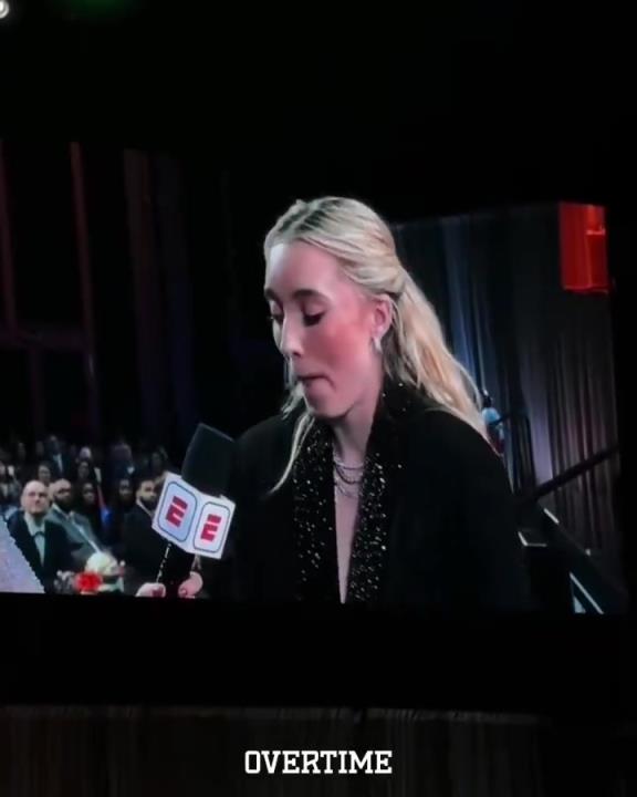 妝都快哭花了佩奇當(dāng)選WNBA狀元后接受采訪激動(dòng)落淚