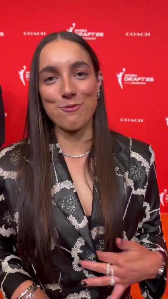 少爺真全能?。⊥龠€幫WNBA新秀妹子們設(shè)計(jì)今晚的服裝