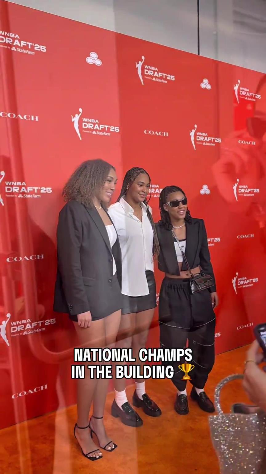 吧友們有喜歡的嗎？WNBA選秀大會(huì)上，到處都有靚麗的風(fēng)景線