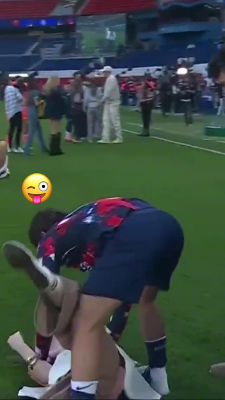 玩這么花！？內(nèi)維斯在家人面前把自己女友按倒在地