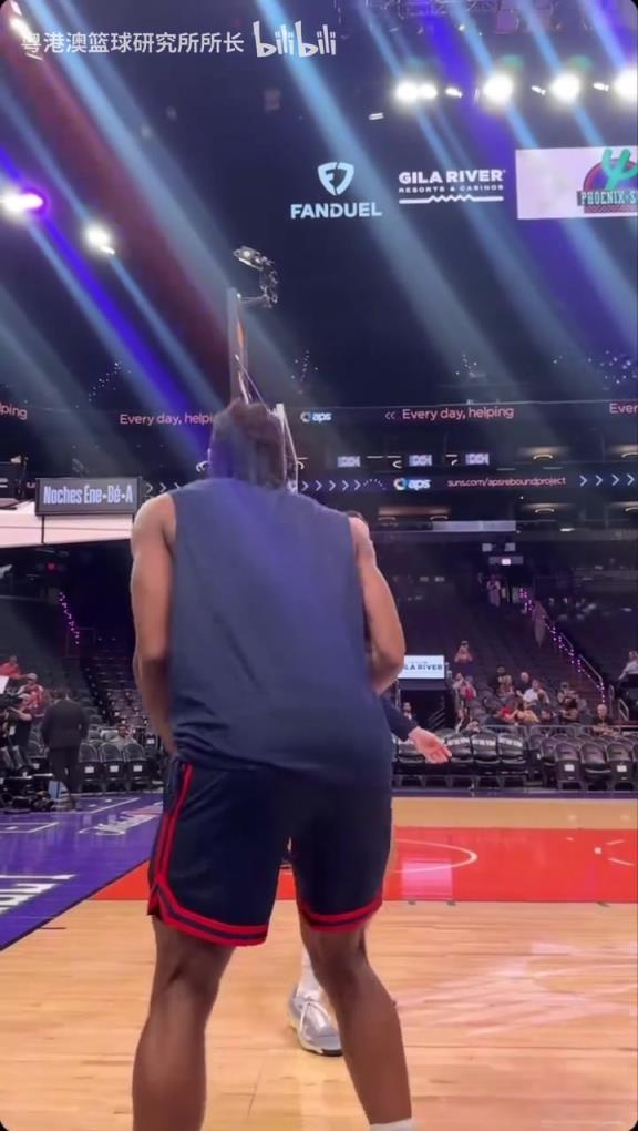 機器人級別的靜態(tài)身體！近距離看小卡的賽前熱身！