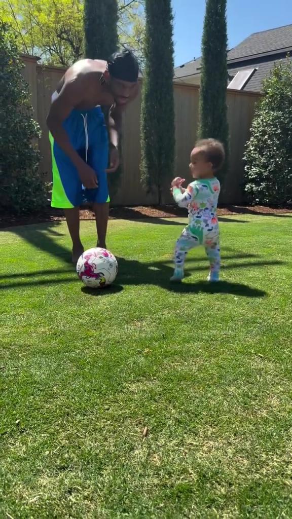 足球要從娃娃抓起！SGA帶娃踢足球，小孩摔倒時鼓掌“嘲笑”！