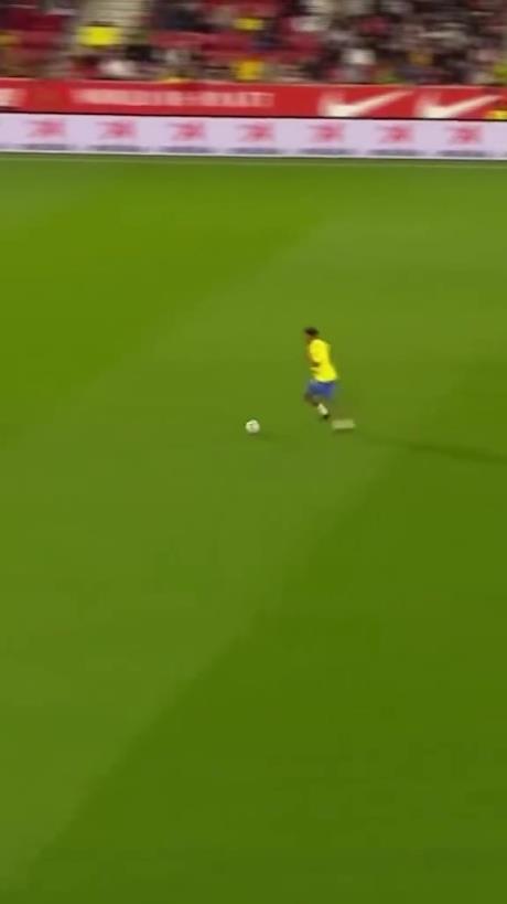 45歲還開(kāi)掛！小羅再現(xiàn)牛尾巴過(guò)人，微笑單挑門(mén)將輕松打進(jìn)